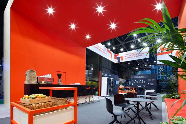 Opvallend standontwerp en standbouw voor Viessmann op de VSK beurs in de Jaarbeurs Utrecht. Ontworpen en gebouwd door standbouwer Eldee Expo Experts.
