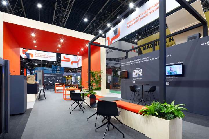Opvallend standontwerp en standbouw voor Viessmann op de VSK beurs in de Jaarbeurs Utrecht. Ontworpen en gebouwd door standbouwer Eldee Expo Experts.