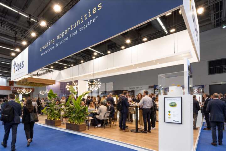 why people stop at a trade show booth